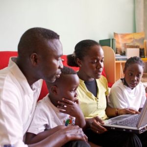 family_laptop_reading